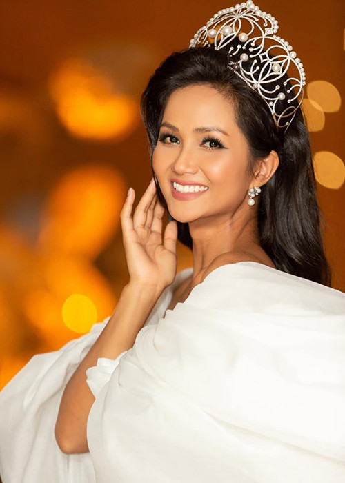  H’hen Niê được trao chiếc vương miện “EMPOWER” (Sự trao quyền) khi giành chiến thắng cuộc thi Hoa hậu Hoàn vũ Việt Nam 2017.