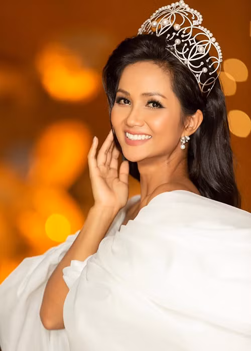  H’hen Niê được trao chiếc vương miện “EMPOWER” (Sự trao quyền) khi giành chiến thắng cuộc thi Hoa hậu Hoàn vũ Việt Nam 2017.