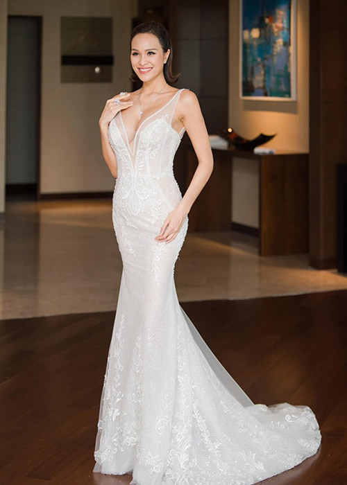 MC Phương Mai đã lên xe hoa với doanh nhân người Ba Lan Marcin nhưng vẫn chuộng phong cách gợi cảm.