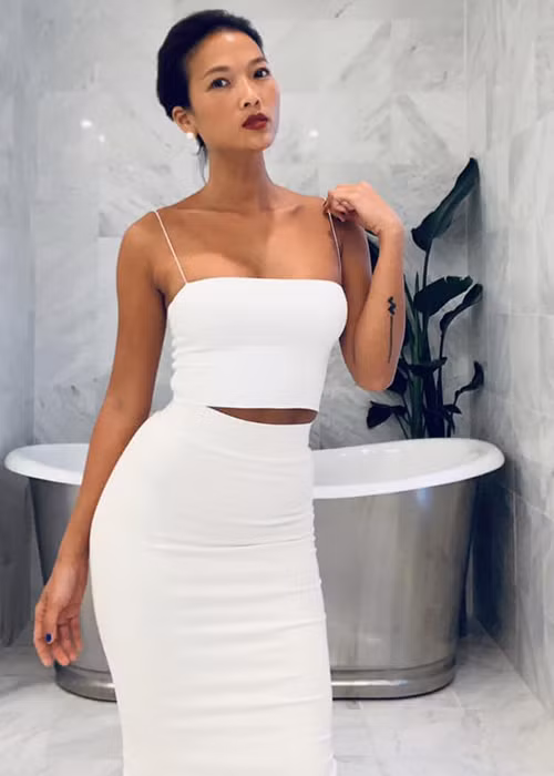 Viên ngọc đen của làng mẫu Việt sở hữu vẻ đẹp gợi cảm và khỏe khoắn.