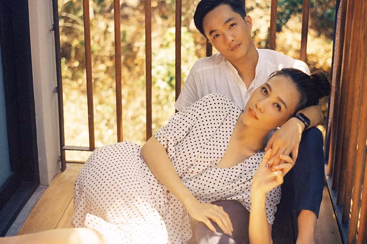 "Rất lâu kể từ khi gặp nhau ta mới biết, mãi mãi không phải trước đó cũng không phải sau đó. Quãng thời gian chúng ta ở bên nhau chính là mãi mãi", Đàm Thu Trang và Cường Đô la cùng hẹn thề.