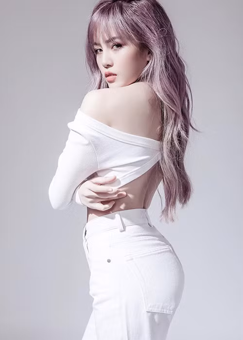 Ngoài mác bạn gái tin đồn của giọng ca "Hãy trao cho anh", Bảo Trâm còn được chú ý nhờ vẻ ngoài xinh đẹp, quyến rũ.