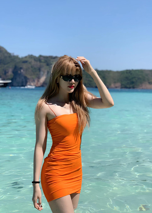 Da trắng, mặt xinh, thân hình gợi cảm, Bảo Trâm khiến người đối diện khó rời mắt.