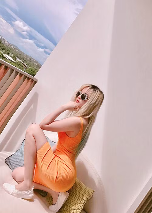 Nữ ca sĩ trẻ khéo giữ vóc dáng. Cũng từ khi bị đồn yêu Sơn Từng, Bảo Trâm ngày càng gợi cảm.