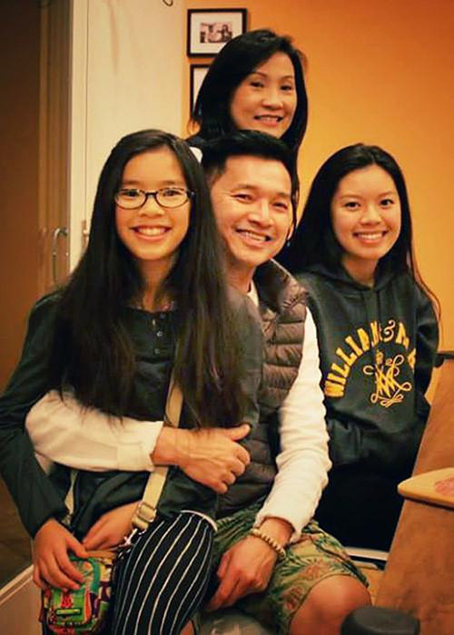 Sau 24 năm chung sống, có hai cô con gái, Quang Minh và Hồng Đào vẫn quyết định ly hôn. Trước khi đường ai nấy đi, đây là cặp đôi nghệ sĩ được ngưỡng mộ vì tổ ấm hạnh phúc.