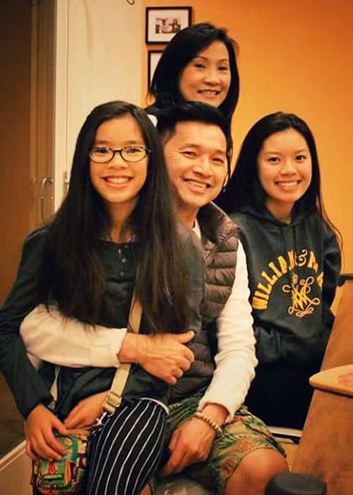 Sau 24 năm chung sống, có hai cô con gái, Quang Minh và Hồng Đào vẫn quyết định ly hôn. Trước khi đường ai nấy đi, đây là cặp đôi nghệ sĩ được ngưỡng mộ vì tổ ấm hạnh phúc.