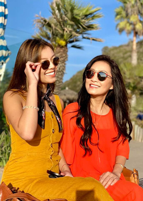 Vicky không chỉ xinh đẹp mà còn ngoan ngoãn học giỏi. Năm 2019, cô nhận bằng cử nhân tại Đại học Santa Barbara của Mỹ.