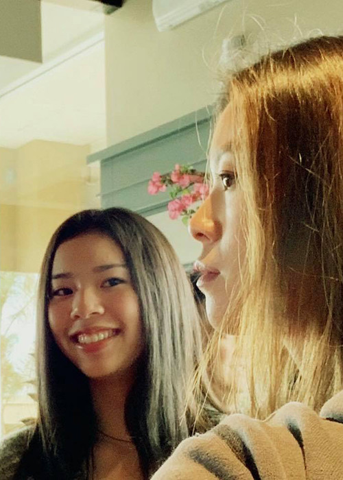 Sophia nay đã ra dáng thiếu nữ xinh đẹp.