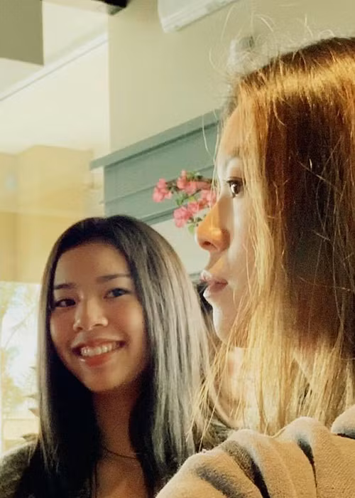 Sophia nay đã ra dáng thiếu nữ xinh đẹp.