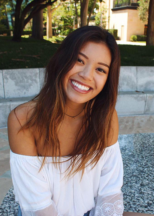 Vicky được nhận xét thừa hưởng những nét đẹp của cả bố lẫn mẹ.