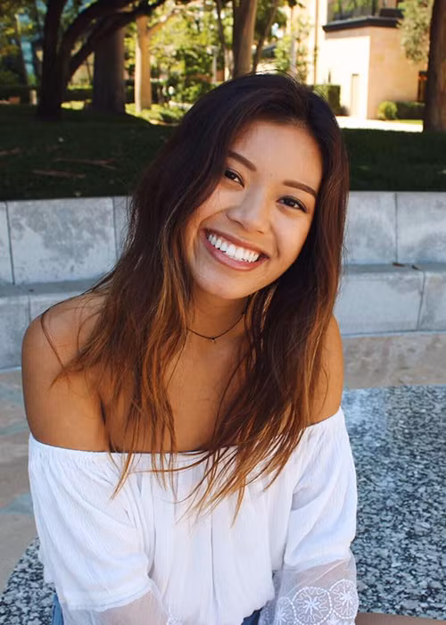 Vicky được nhận xét thừa hưởng những nét đẹp của cả bố lẫn mẹ.