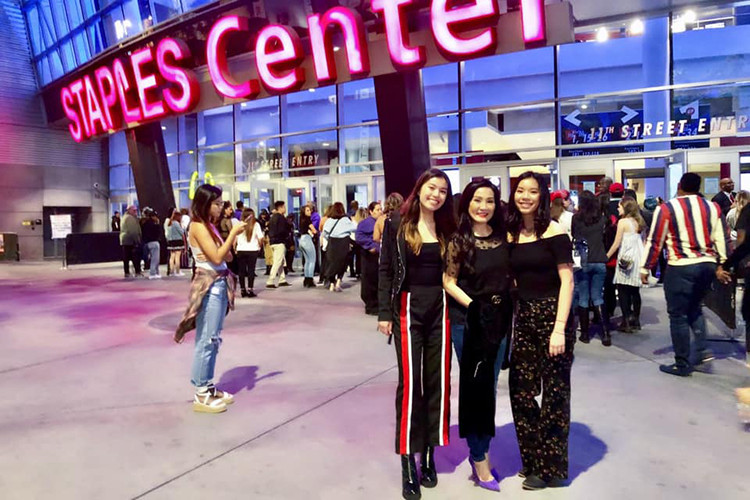 Vicky và Sophia được cả bố lẫn mẹ cưng chiều.