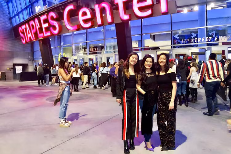 Vicky và Sophia được cả bố lẫn mẹ cưng chiều.