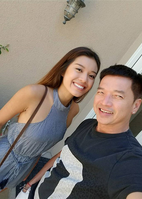 Vicky Phương Vân sinh năm 1996, là con gái đầu lòng của Quang Minh - Hồng Đào.