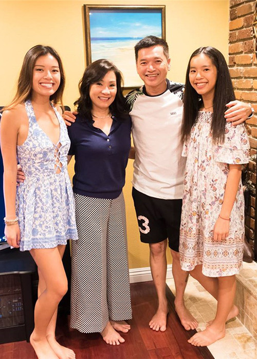 Nghệ sĩ Quang Minh được biết đến là ông bố hết mực thương con. Khi Vicky đi học xa nhà, chính anh đã rơi nước mắt mà không phải Hồng Đào.