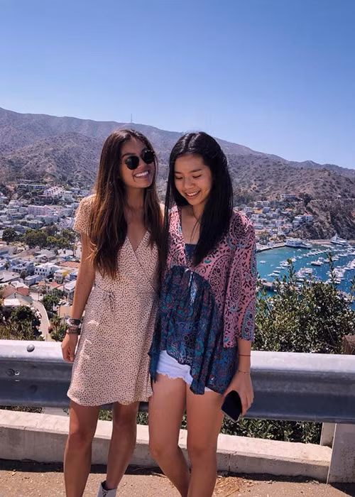 Hình ảnh Sophia cao lớn bằng chị gái.