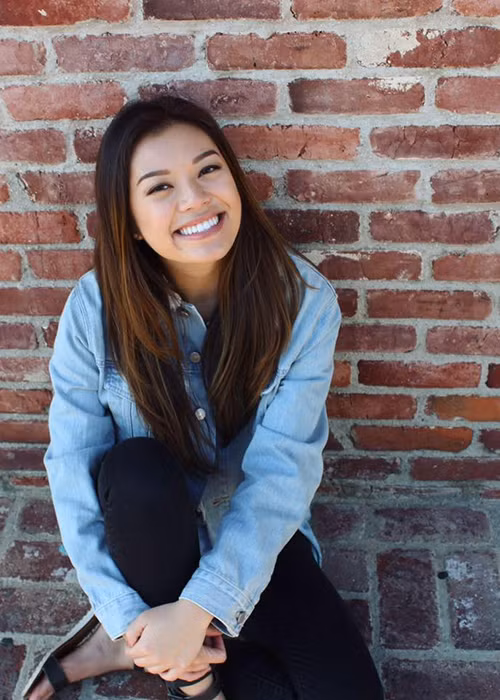 Con gái của Quang Minh mang nét mặt của mẹ, nụ cười rạng rỡ của bố.