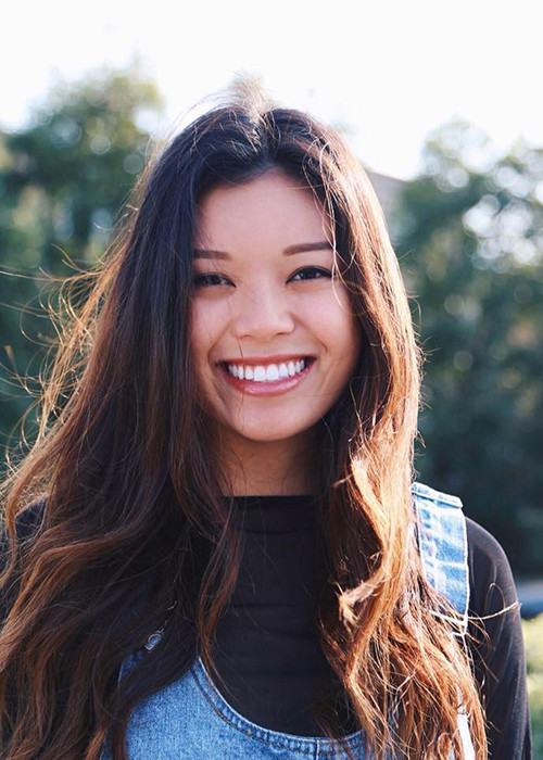 Gương mặt tươi tắn, nụ cười tỏa nắng của Vicky khiến người đối diện khó rời mắt.