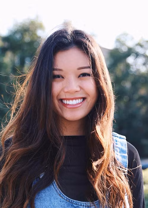 Gương mặt tươi tắn, nụ cười tỏa nắng của Vicky khiến người đối diện khó rời mắt.