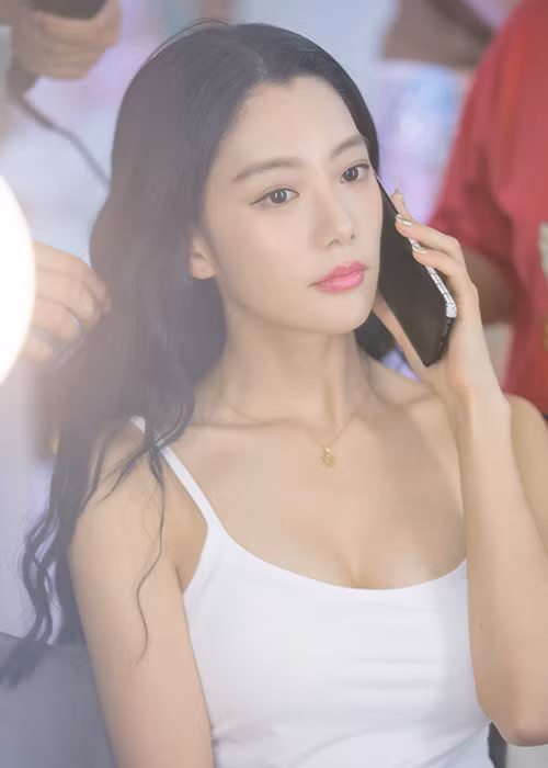 Từ đời thường đến sân khấu, nữ diễn viên đều chọn phong cách ăn mặc táo bạo.