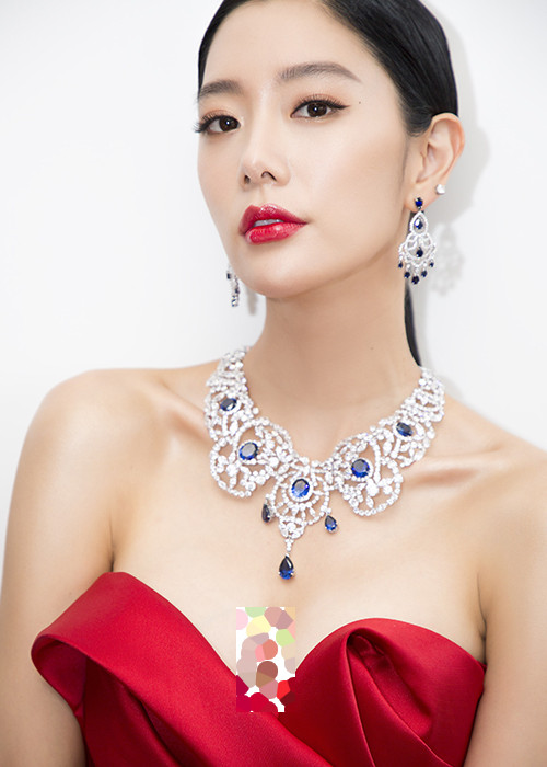 Vòng một quá đỗi gợi cảm của nữ diễn viên xứ Hàn được cho là sản phẩm của dao kéo.