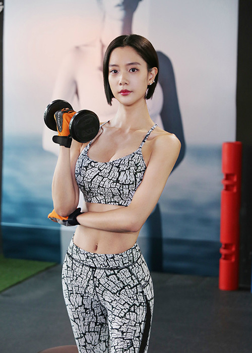 Clara từng đứng thứ 2 trong cuộc bình chọn người phụ nữ đẹp nhất 2014 do tạp chí Mode Lifestyle tổ chức, vượt mặt cả Angelina Jolie.