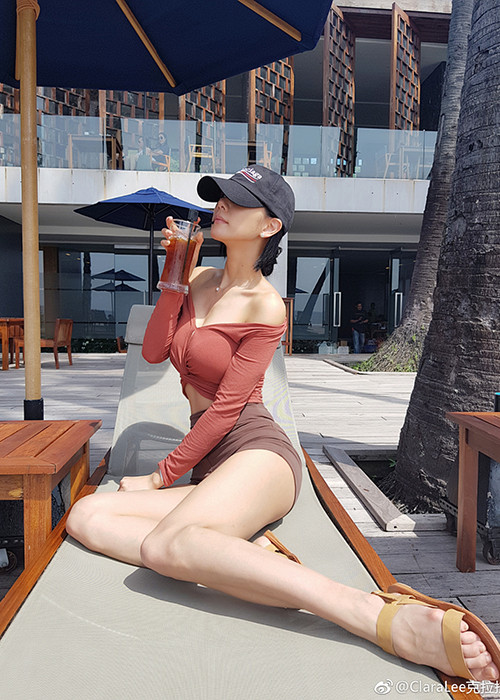 Nữ người mẫu lai Tây đã kết hôn nhưng vẫn không ngại mặc táo bạo.