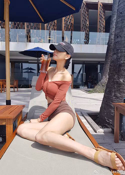 Nữ người mẫu lai Tây đã kết hôn nhưng vẫn không ngại mặc táo bạo.