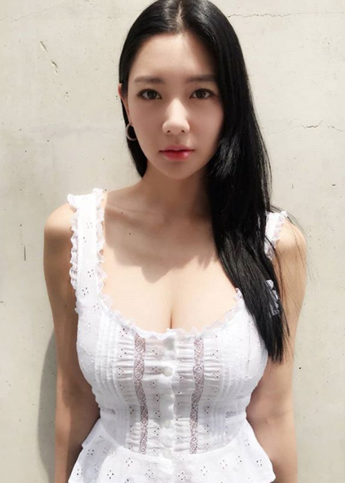 Ngoài tin đồn nâng ngực, Clara còn vướng nghi vấn phẫu thuật thẩm mỹ gương mặt.