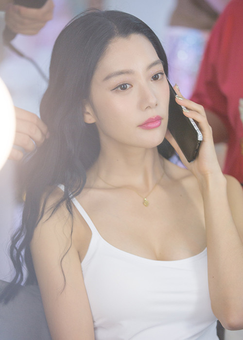 Từ đời thường đến sân khấu, nữ diễn viên đều chọn phong cách ăn mặc táo bạo.