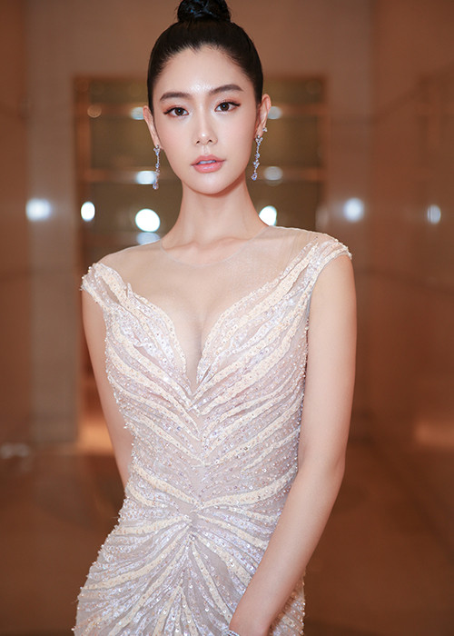 Được biết, cô sinh ra tại Thụy Sĩ, có bố là ca sĩ Lee Seung-kyu và mang 2 dòng máu Anh, Hàn Quốc.