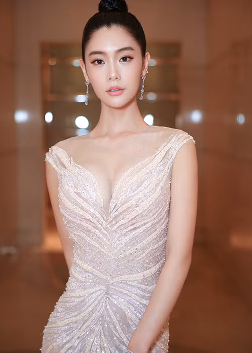 Được biết, cô sinh ra tại Thụy Sĩ, có bố là ca sĩ Lee Seung-kyu và mang 2 dòng máu Anh, Hàn Quốc.