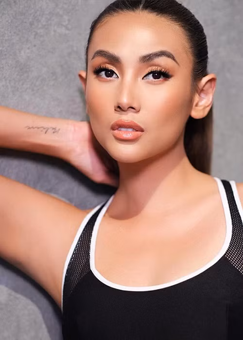 Khi bị phát hiện vô tình chen chân vào hạnh phúc của gia đình người khác, Võ Hoàng Yến vừa xấu hổ, vừa tự ái, lòng tự tôn của cô bị giảm xuống.