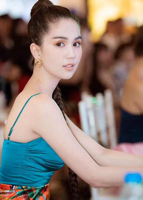 Cũng công khai làm người thứ 3 như Kiều Thanh nhưng Ngọc Trinh không dám để lộ khoảnh khắc tình tứ của hai người, thậm chí đến cái nắm cũng lén lút.