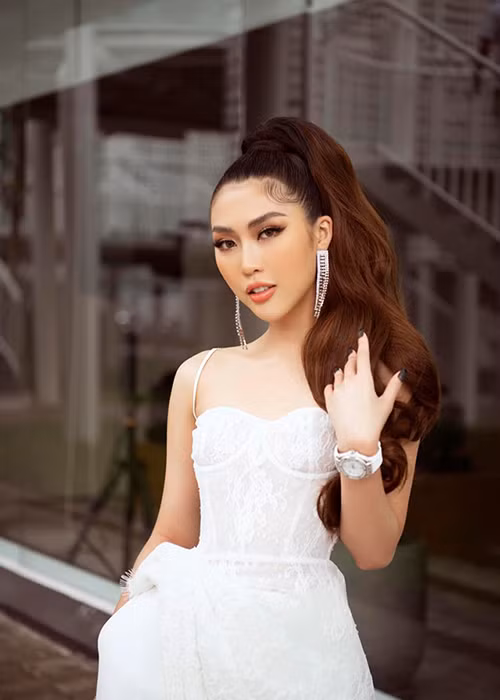 Tường Linh gần đây thú nhận bị lừa gạt trong tình yêu, vô tình làm người thứ 3. Theo lời Tường Linh, khi biết sự thật, cô tự dằn vặt bản thân, trách móc bạn trai nhiều.