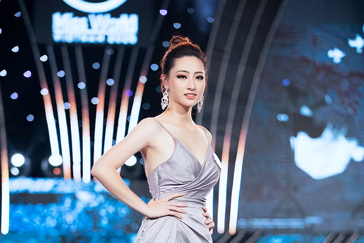 Xuất hiện trong vòng chung khảo, Thùy Linh gây ấn tượng bởi nhan sắc hao hao giống Đỗ Mỹ Linh.