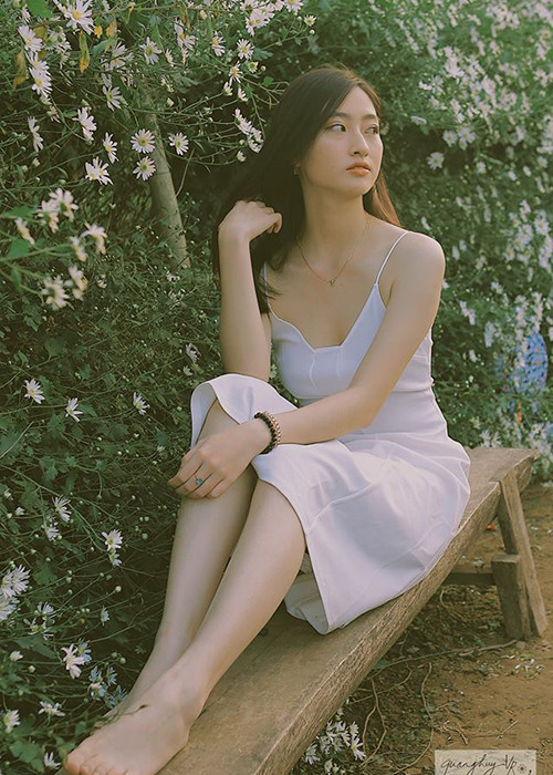 Thùy Linh xinh đẹp, duyên dáng, gợi cảm ngoài đời.