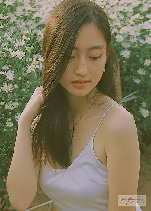 Nhan sắc đời thường lẫn trên sân khấu của cô nữ sinh đến từ Cao Bằng khiến nhiều người mê mẩn.