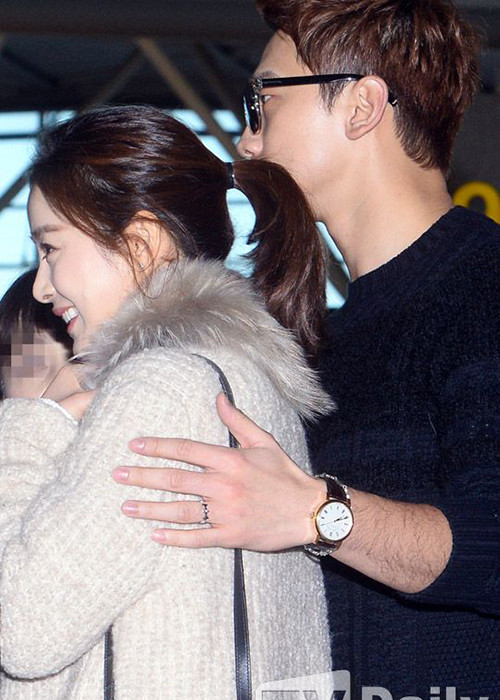 Còn Bi Rain miệt mài kiếm tiền ở bên ngoài nhưng vẫn không quên quan tâm, chiều chuộng vợ.