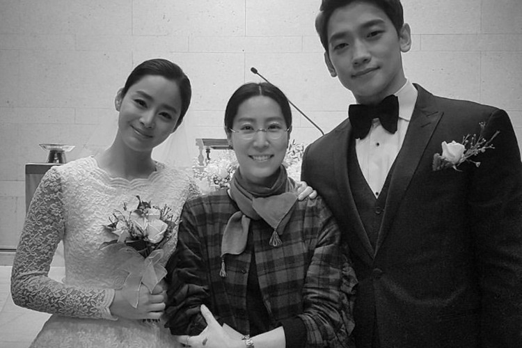 Bi Rain và Kim Tae Hee không thuê nhiếp ảnh gia chuyên nghiệp. Thay vào đó, các khách mời đã chụp ảnh cho cặp đôi này.