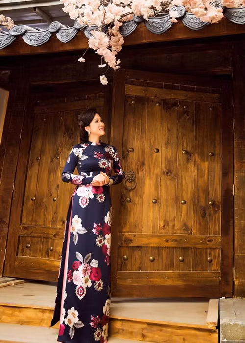 Hồng Đào khoe nhan sắc mặn mà dù sắp bước sang tuổi 60.