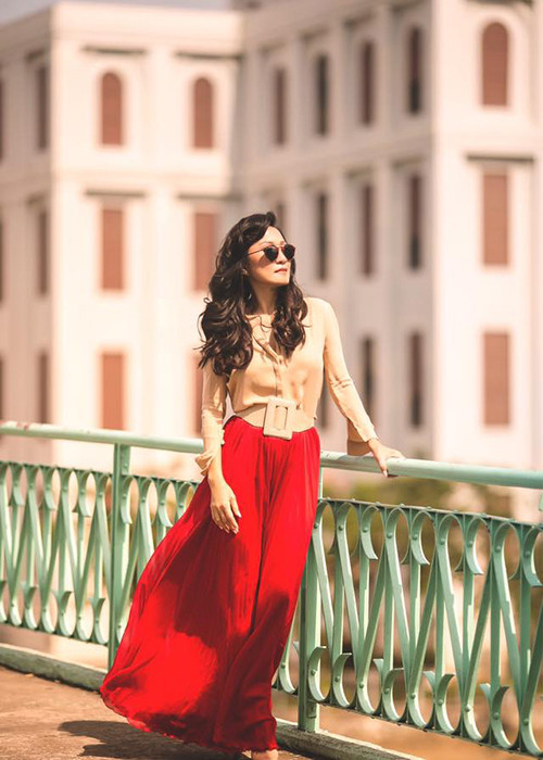 Ngoài đời, Hồng Đào thường ăn mặc giản dị nhưng cũng có lúc cô lựa chọn gu thời trang trẻ trung, sành điệu.