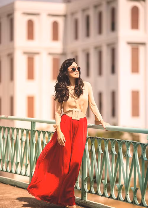 Ngoài đời, Hồng Đào thường ăn mặc giản dị nhưng cũng có lúc cô lựa chọn gu thời trang trẻ trung, sành điệu.