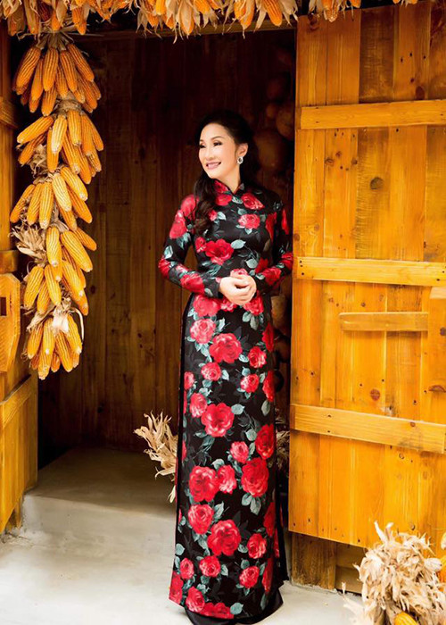 Diện áo dài, bà mẹ hai con khoe vóc dáng thon gọn.