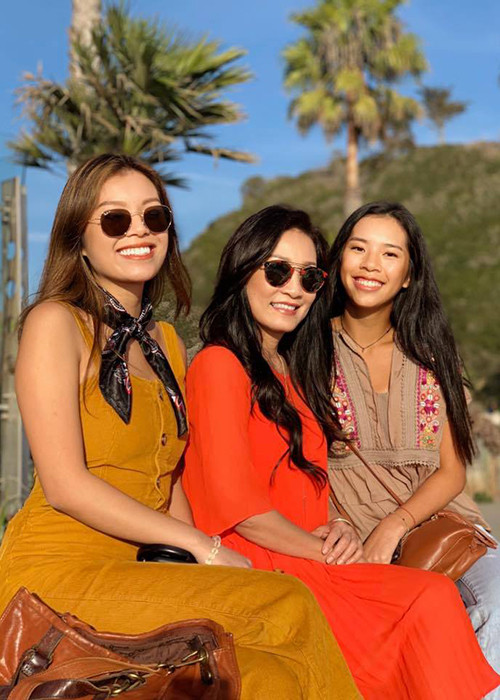 Hồng Đào sở hữu nhan sắc không tuổi. Hai con gái của cô cũng rất xinh đẹp.