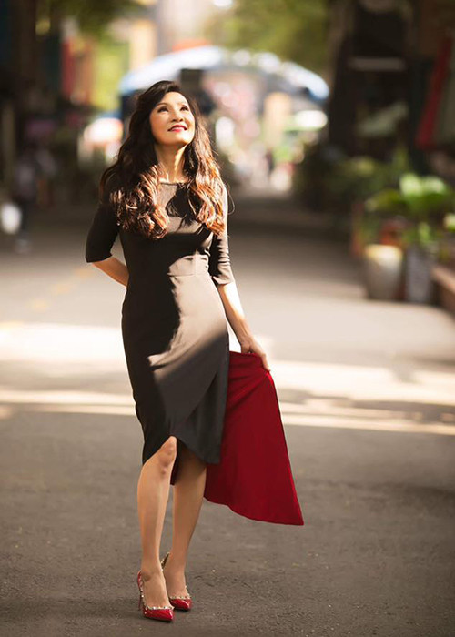 Con gái đầu lòng của Hồng Đào nay ở độ tuổi 23 còn cô con gái thứ hai của nữ nghệ sĩ bây giờ đã 17 tuổi.