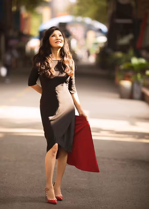 Con gái đầu lòng của Hồng Đào nay ở độ tuổi 23 còn cô con gái thứ hai của nữ nghệ sĩ bây giờ đã 17 tuổi.