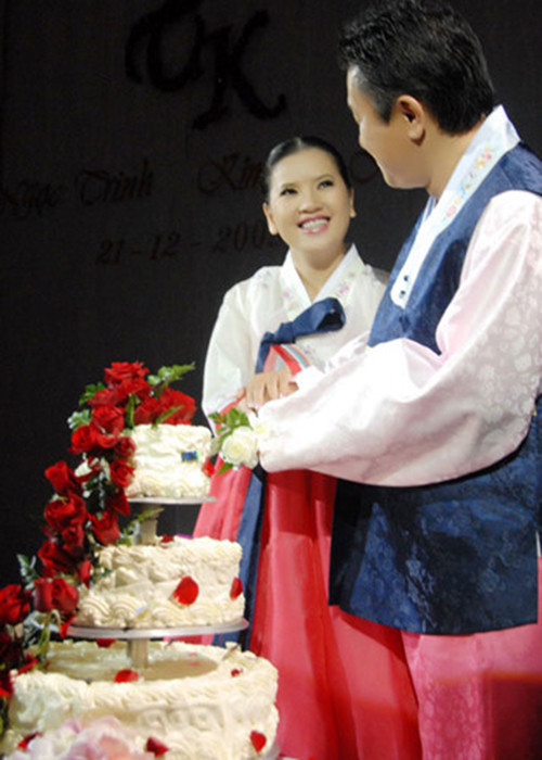 Thời gian Ngọc Trinh suy sụp, đạo diễn Kim Se Hyuk ở bên, động viên Ngọc Trinh. Cuối cùng, cả hai nên duyên vợ chồng vào năm 2009. Ảnh: Zing