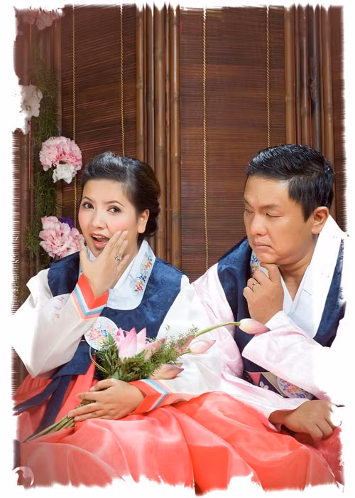 Theo Thế giới văn hóa, vợ chồng Ngọc Trinh bén duyên khi cùng hợp tác qua phim “Lẵng hoa tình yêu” (2004). Anh là nhà sản xuất và cô là nữ diễn viên chính. Ảnh: Tiếp thị gia đình