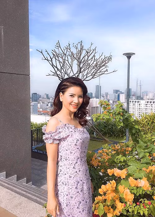 “Tôi luôn trấn an bản thân và ông xã để hai vợ chồng không đổ lỗi cho nhau. Giờ tôi chăm chỉ đi làm, sống lạc quan, chuyện gì đến sẽ đến", Ngọc Trinh cho hay.